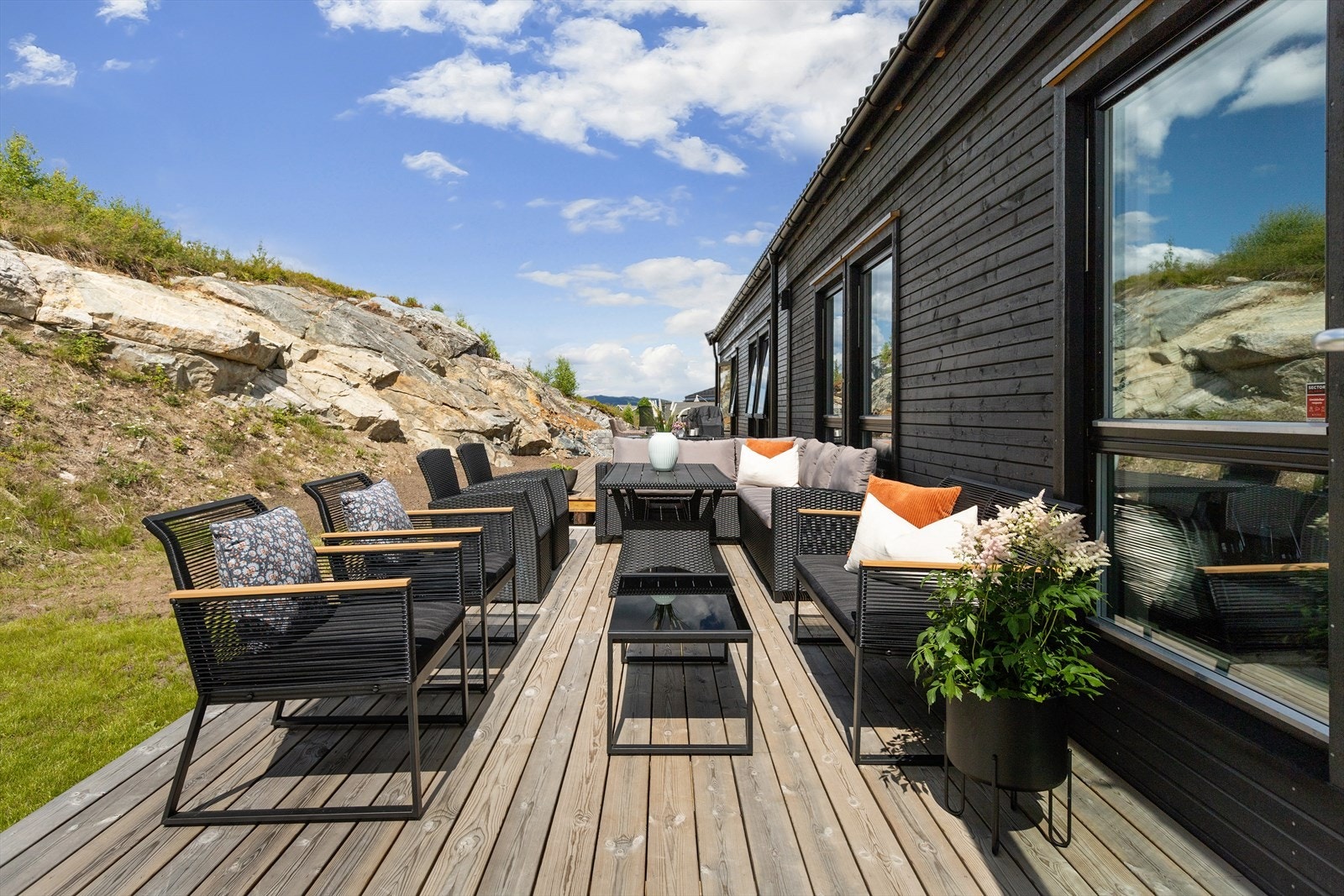 Terrassen innredes enkelt i ulike soner, og innbyr til store sammenkomster med god mat og drikke. Det er i dag etablert skillevegg. Galleribilde