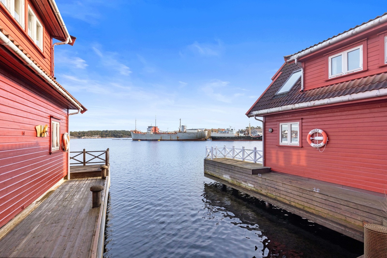 Det er god plass til ekstra båt lang bryggen Galleribilde