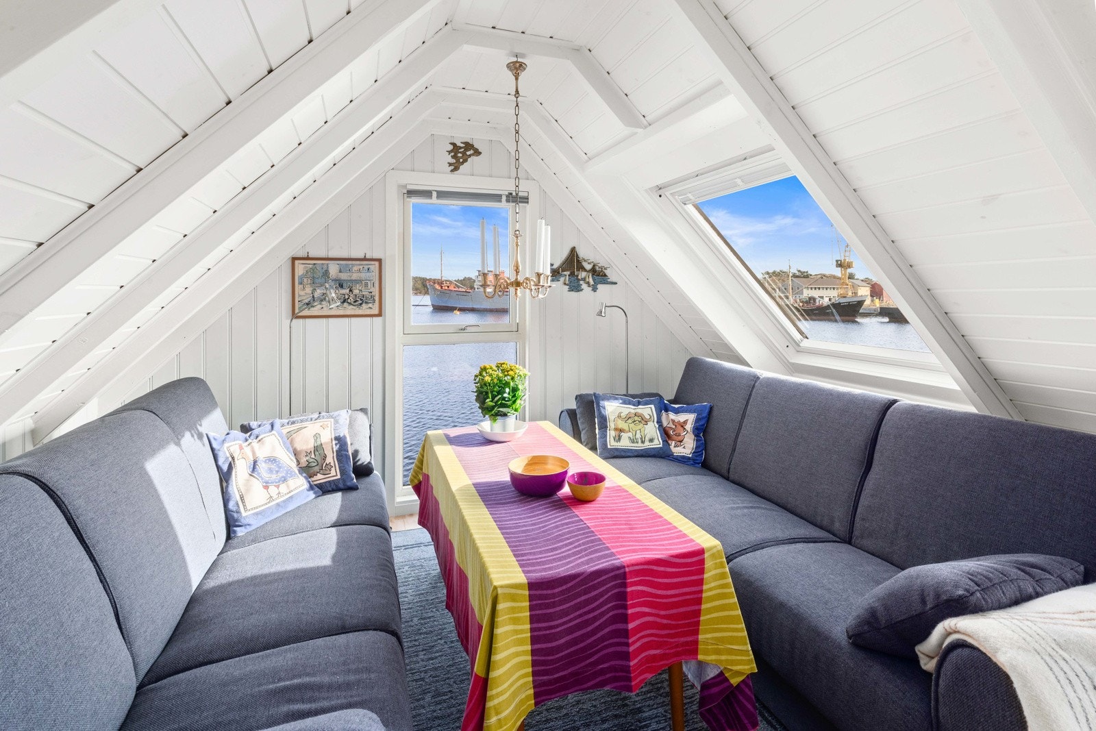 Innredet loft med plass til sofagruppe Galleribilde