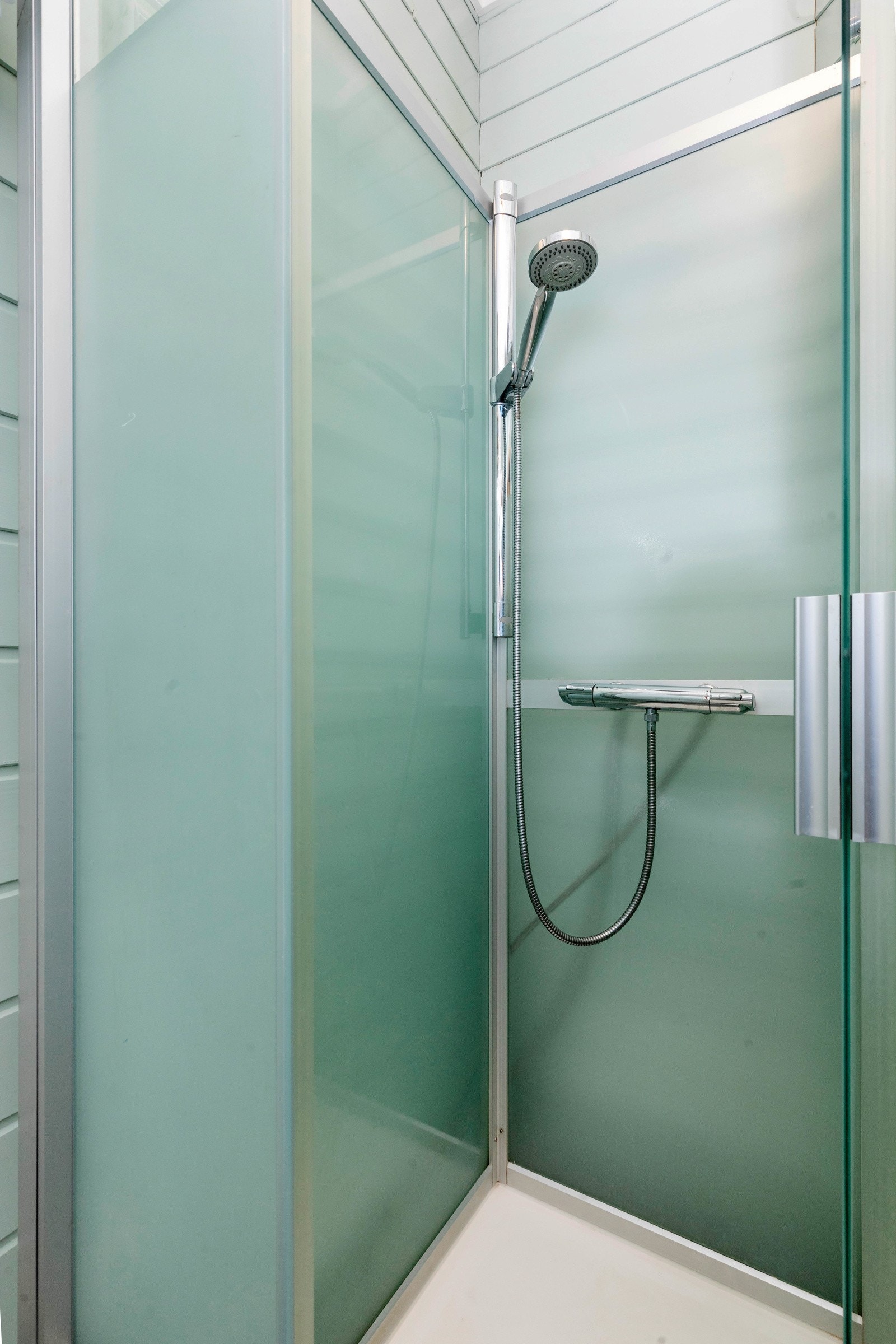 Bad 1 etg med wc, dusj og vask Galleribilde