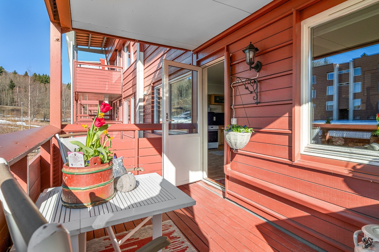 Balkongen har godt med plass for ønsket utemøblement. Galleribilde
