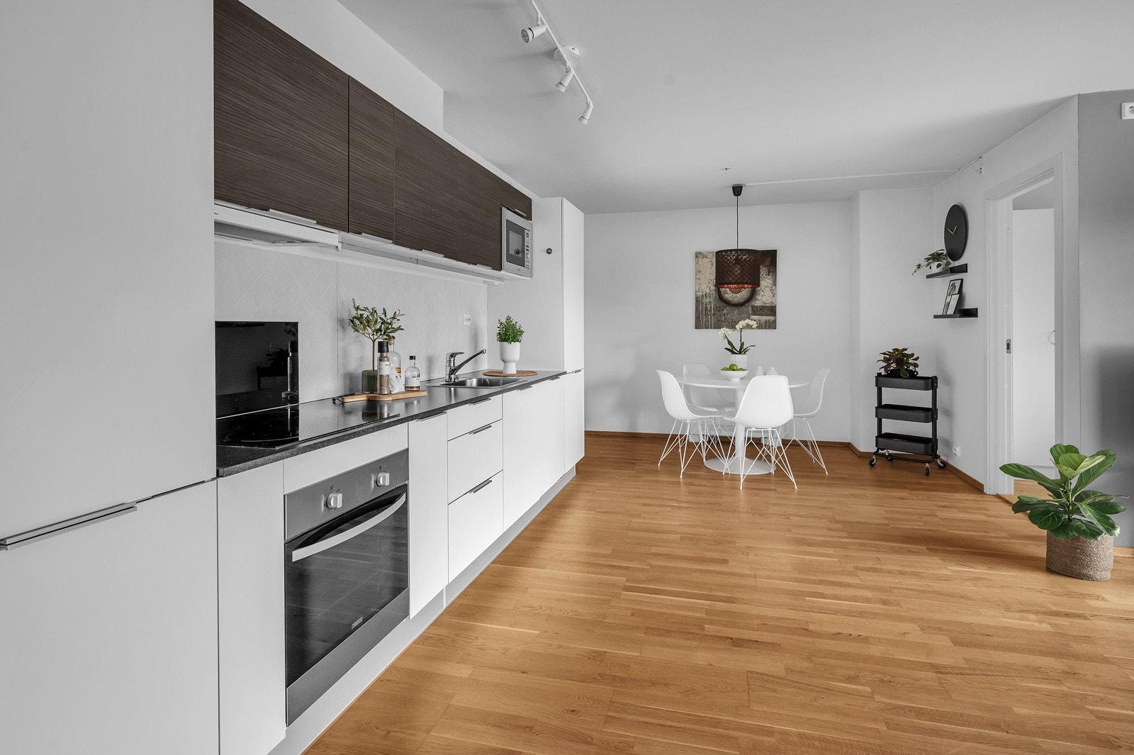 Kjøkkenet er svært innbydende - her er det bare å invitere på middag. Galleribilde