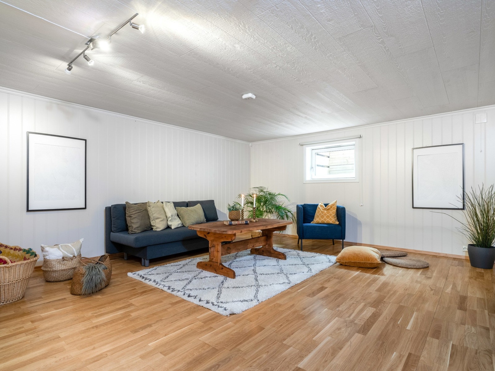 Romslig kjellerstue med god plass til ønskelig møblement. Galleribilde