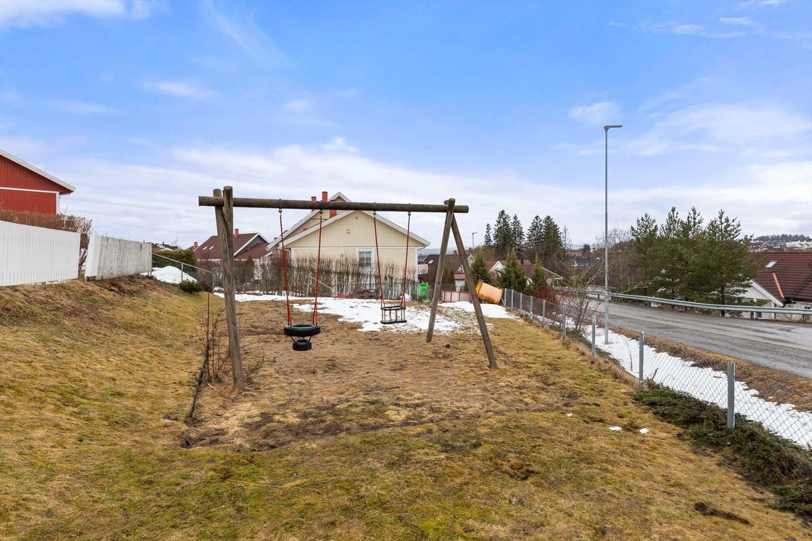 Lekeplass like ved boligen. Galleribilde