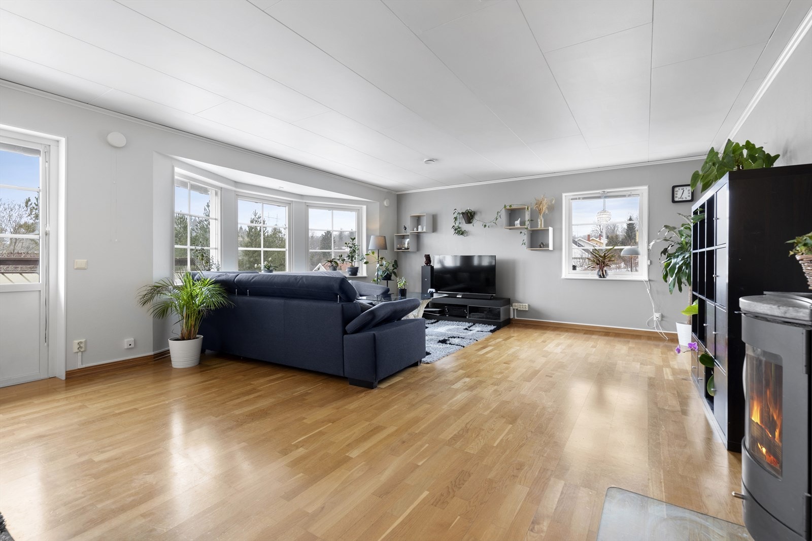 Det er peis i stuen som kan benyttes sene vinterkvelder for ekstra hygge! Galleribilde