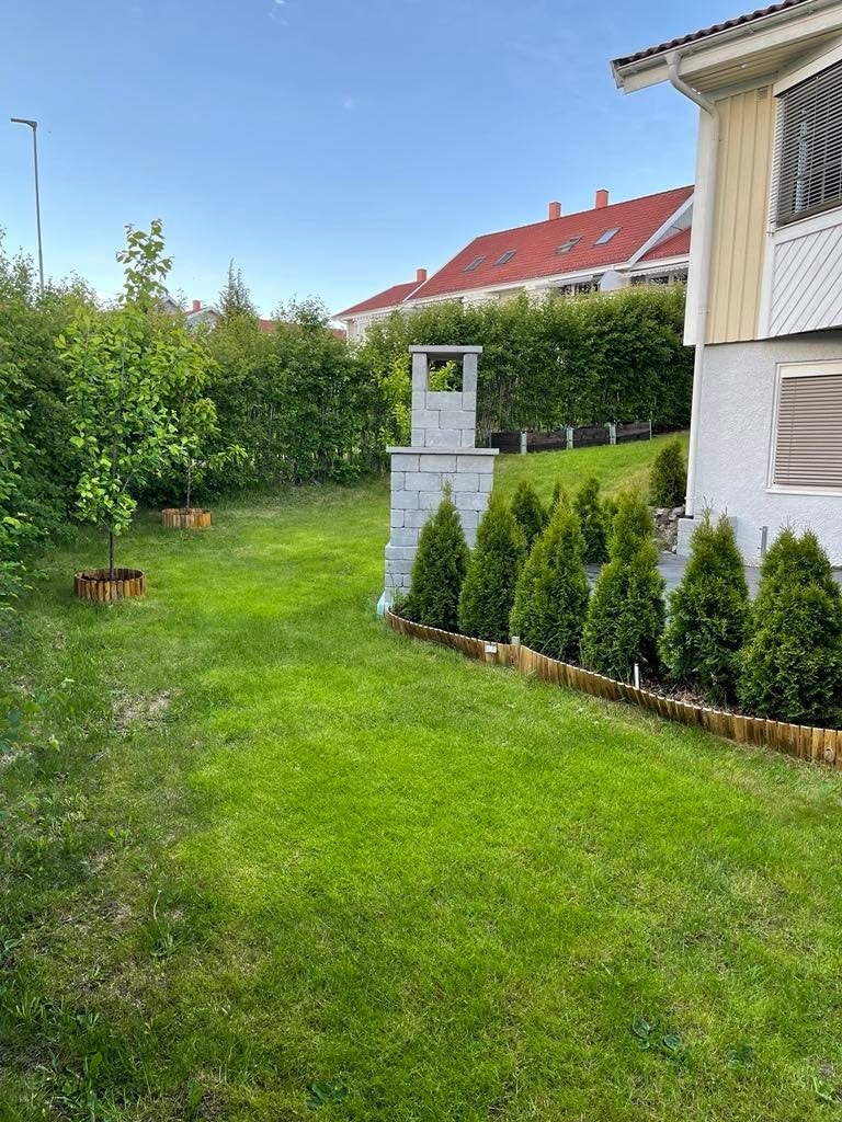 Bildet viser hvordan hagen ser ut på sommerstid Galleribilde