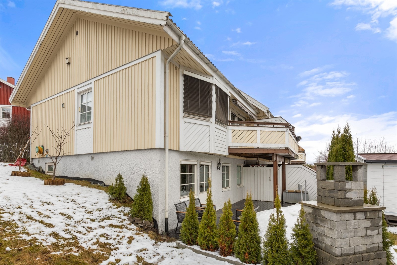 Hagen er gjennomgående og går fra fremsiden av huset og bak. Galleribilde