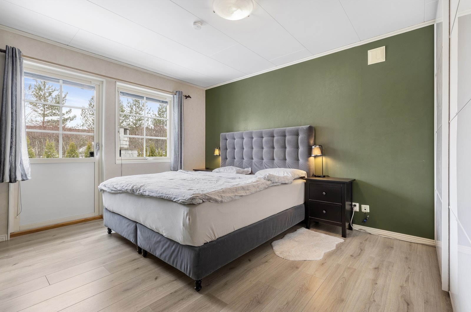 Hovedsoverommet har god plass til dobbeltseng og godt med lagringsplass i skyvedørsgarderobe. Det er utgang til terrasse og hage. Galleribilde