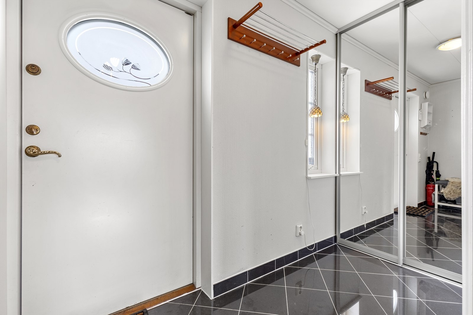 Innbydende entré/gang med god plass til oppheng av ytterklær i garderobeskap. Galleribilde