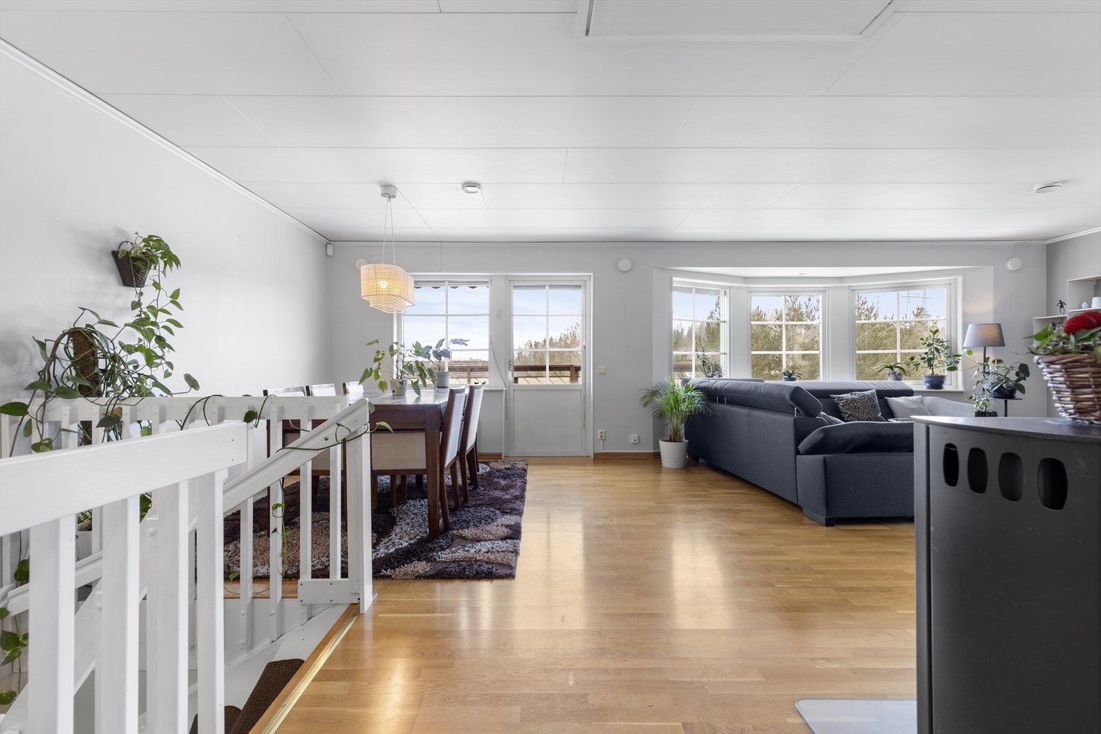 Stue med plass til både spisegruppe og sofagruppe m/tilhørende møblement. Galleribilde