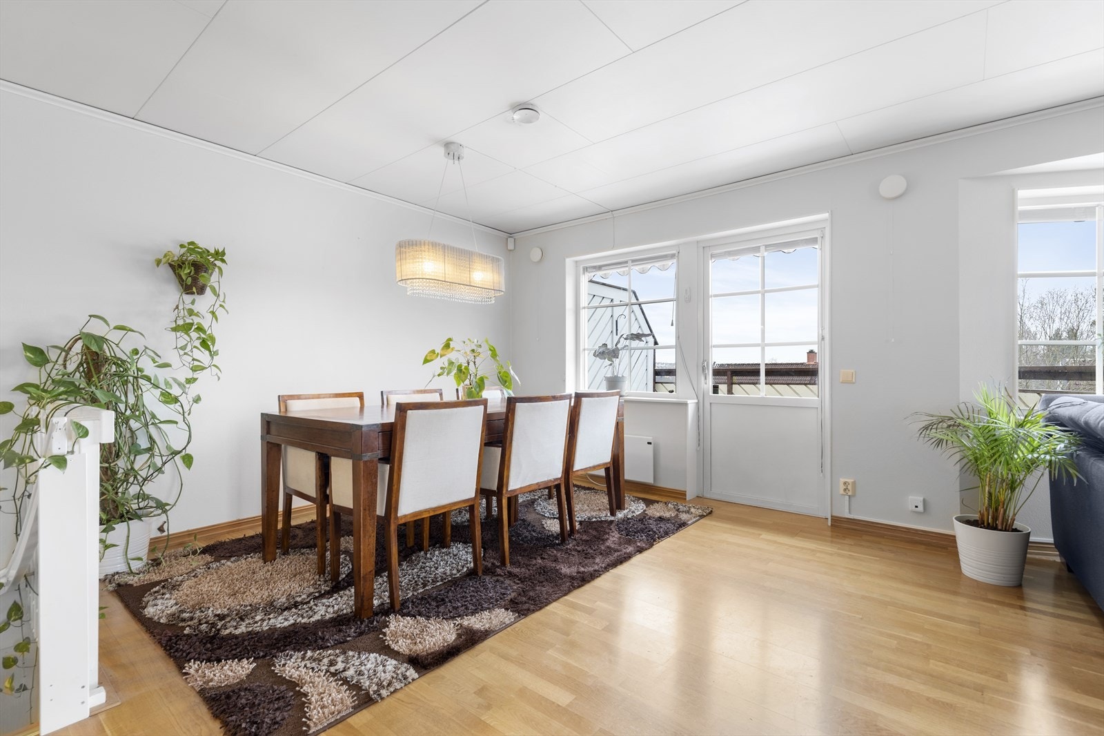 Plass til større spisebord i forbindelse med stuen. Her er det god plass til gjester! Galleribilde