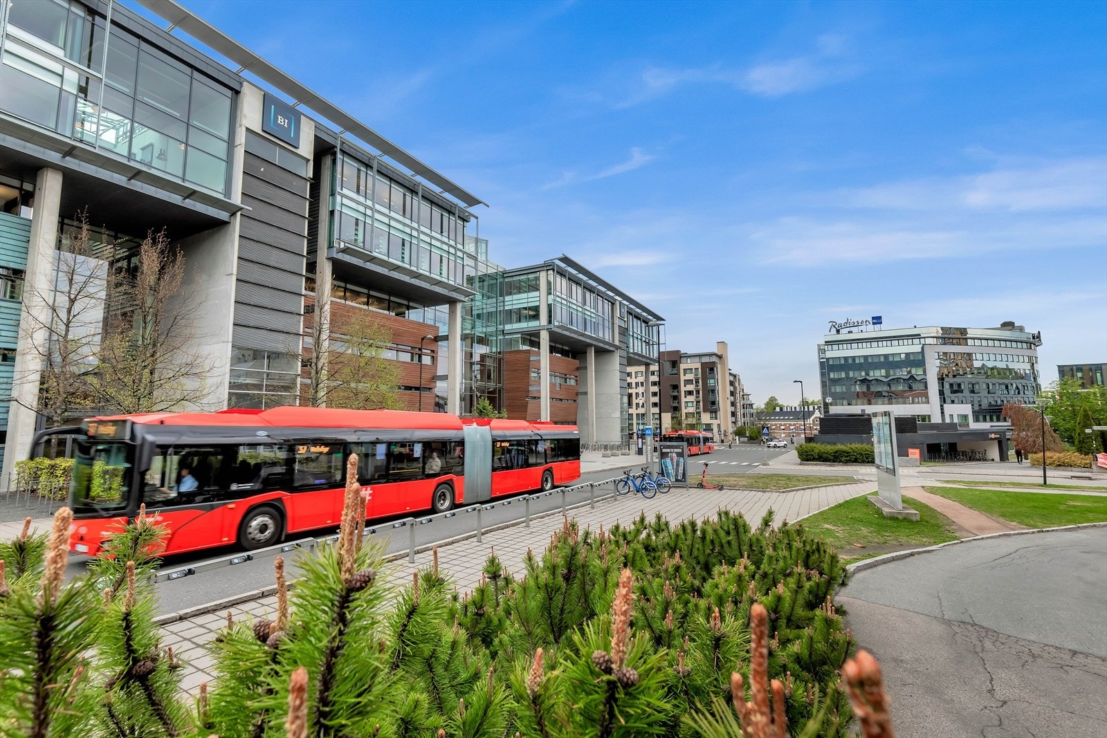 BI Handelshøyskole noen få minutters gange unna. Godt utvalg av t-bane, trikk og buss. Galleribilde