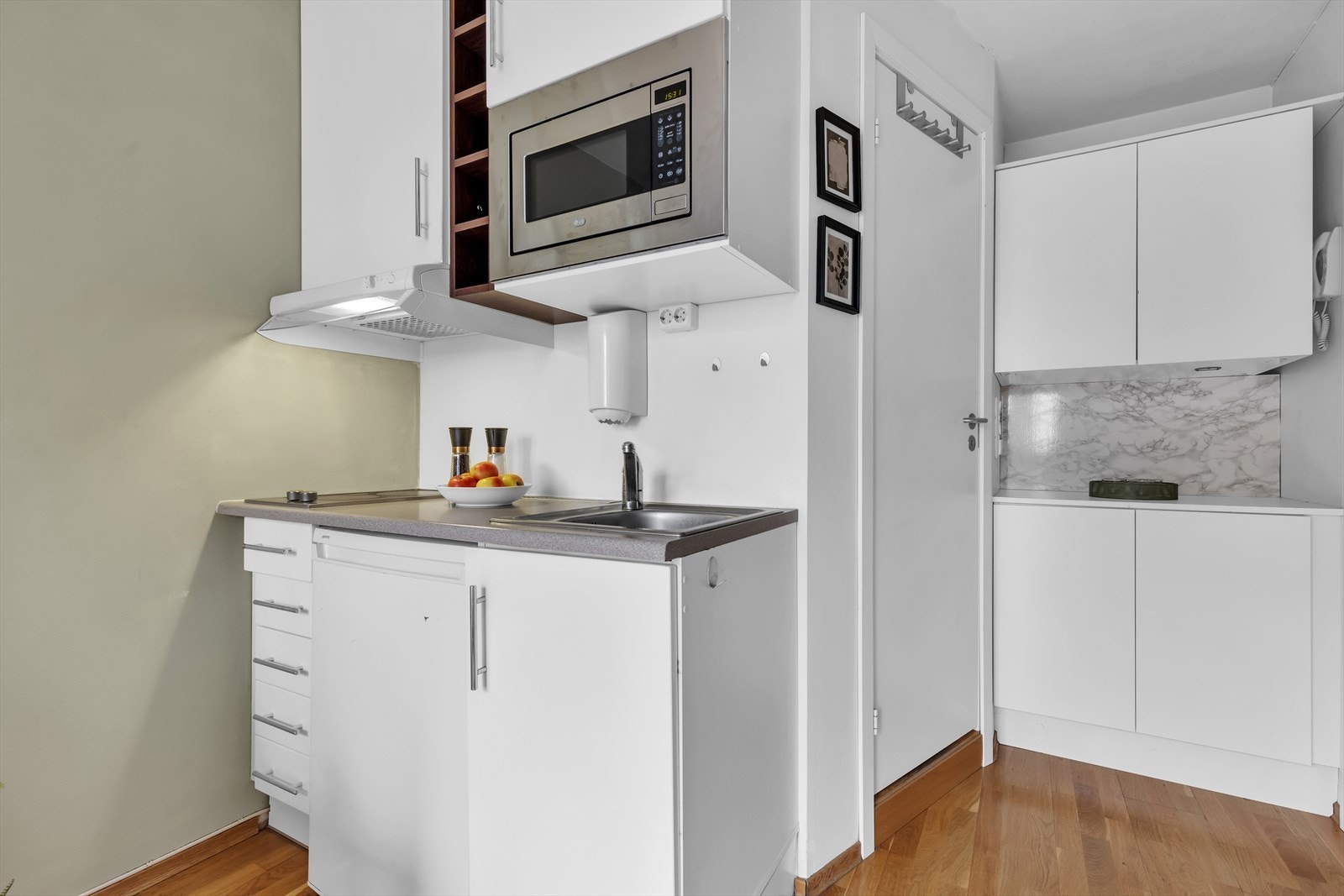Enkelt kjøkken. Alle hvitevarer medfølger Galleribilde