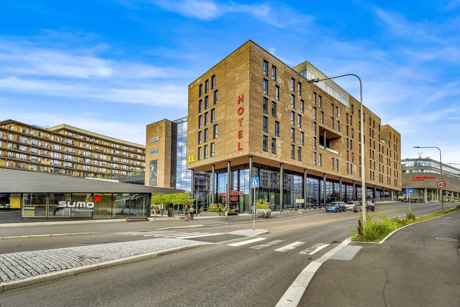 Nærområdet har det aller meste. Storo Stor Senter, Imax kino, Lillo Gård og mange restauranter Galleribilde