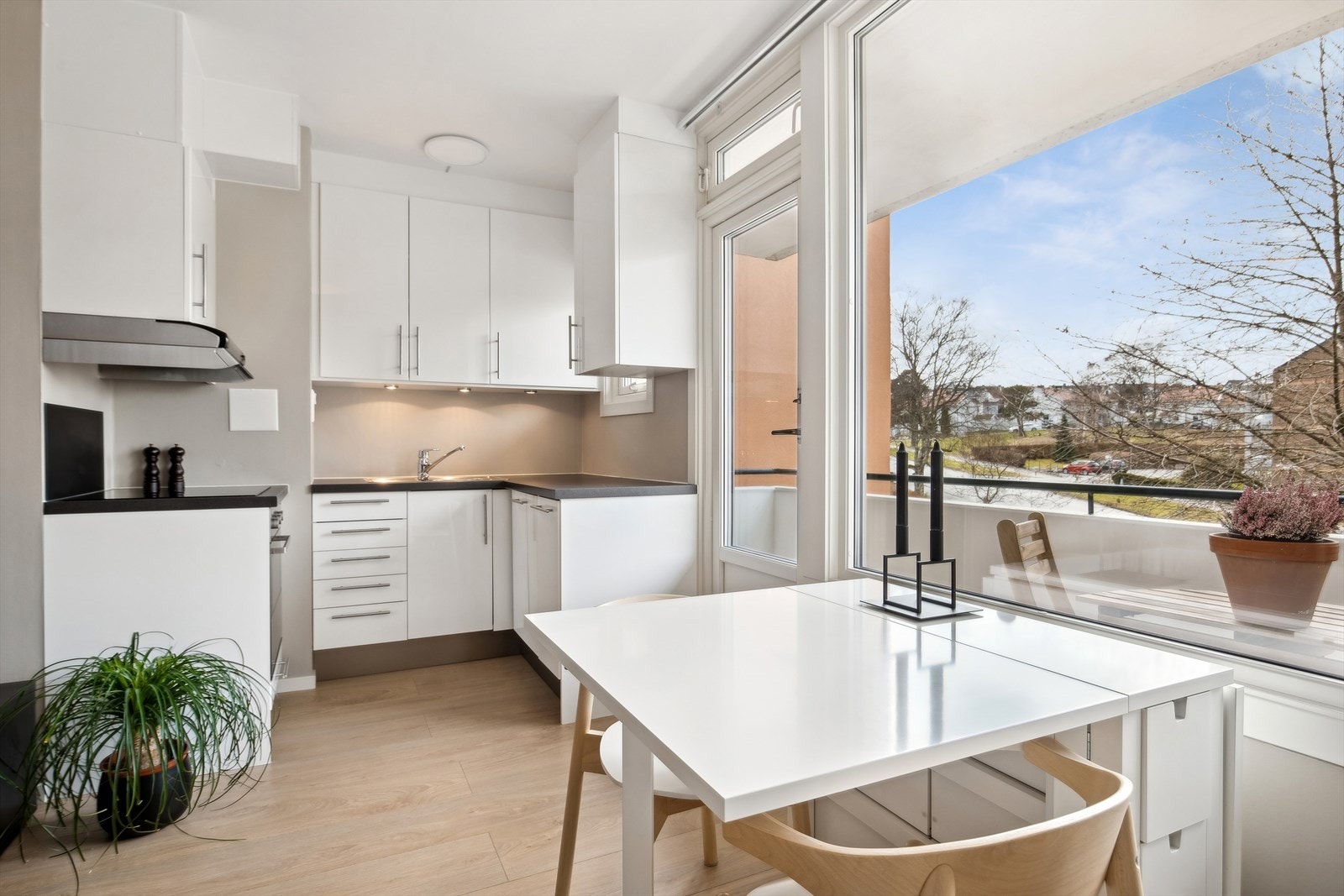 Flott kjøkken med integrerte hvitevarer som stektopp, stekeovn og oppvaskmaskin Galleribilde