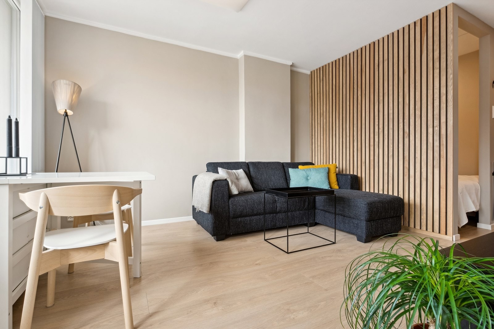 Stuen har moderne fargevalg og spilevegg Galleribilde