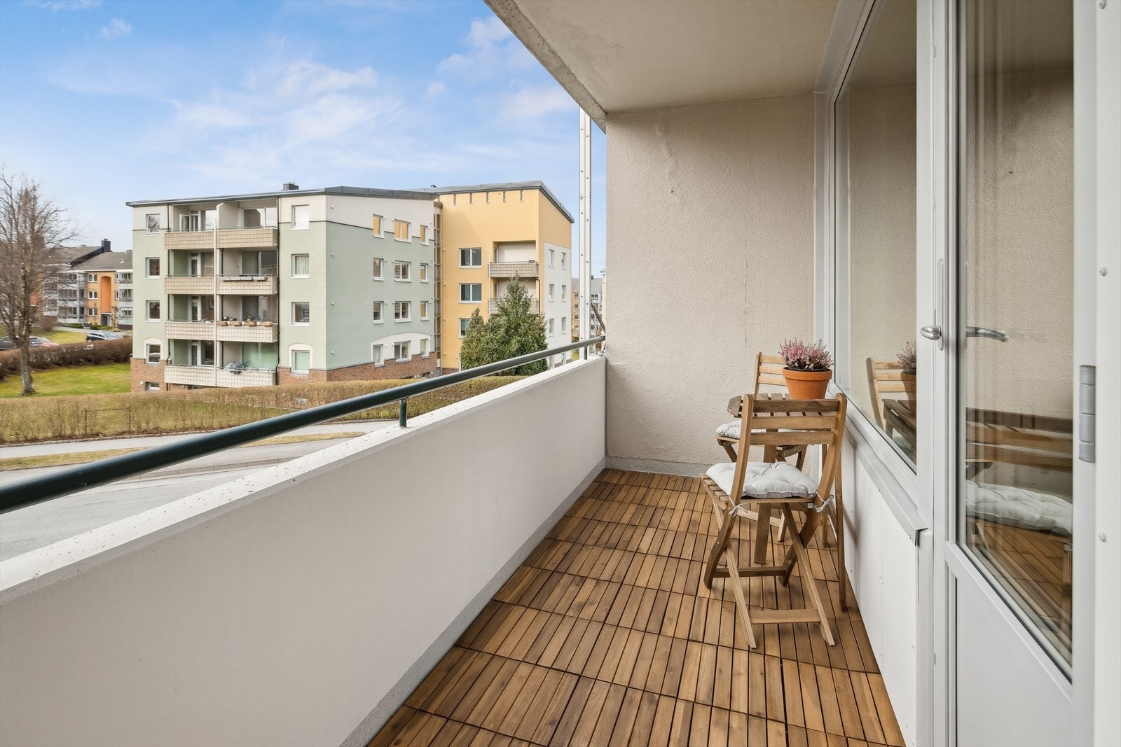 Balkongen er av god størrelse, har kan dagene nytes Galleribilde