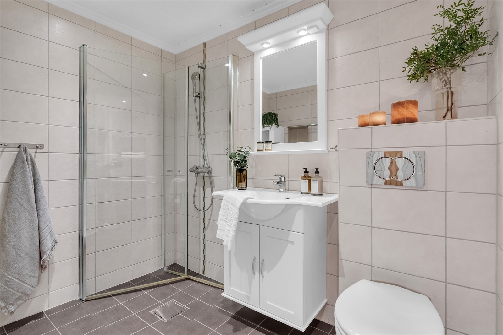 Boligen har et stort og pent flislagt bad med gulvvarme. Galleribilde