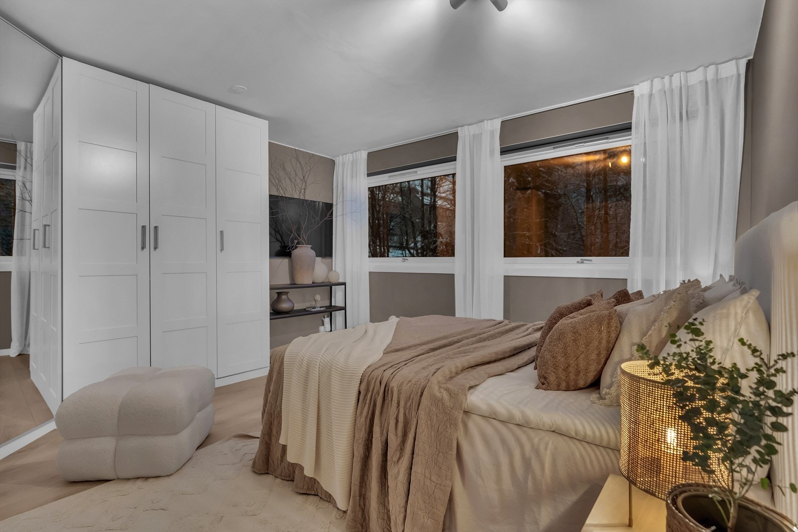 Det har store garderobeskap, plass til skrivebord og utsikt mot friområde. Galleribilde