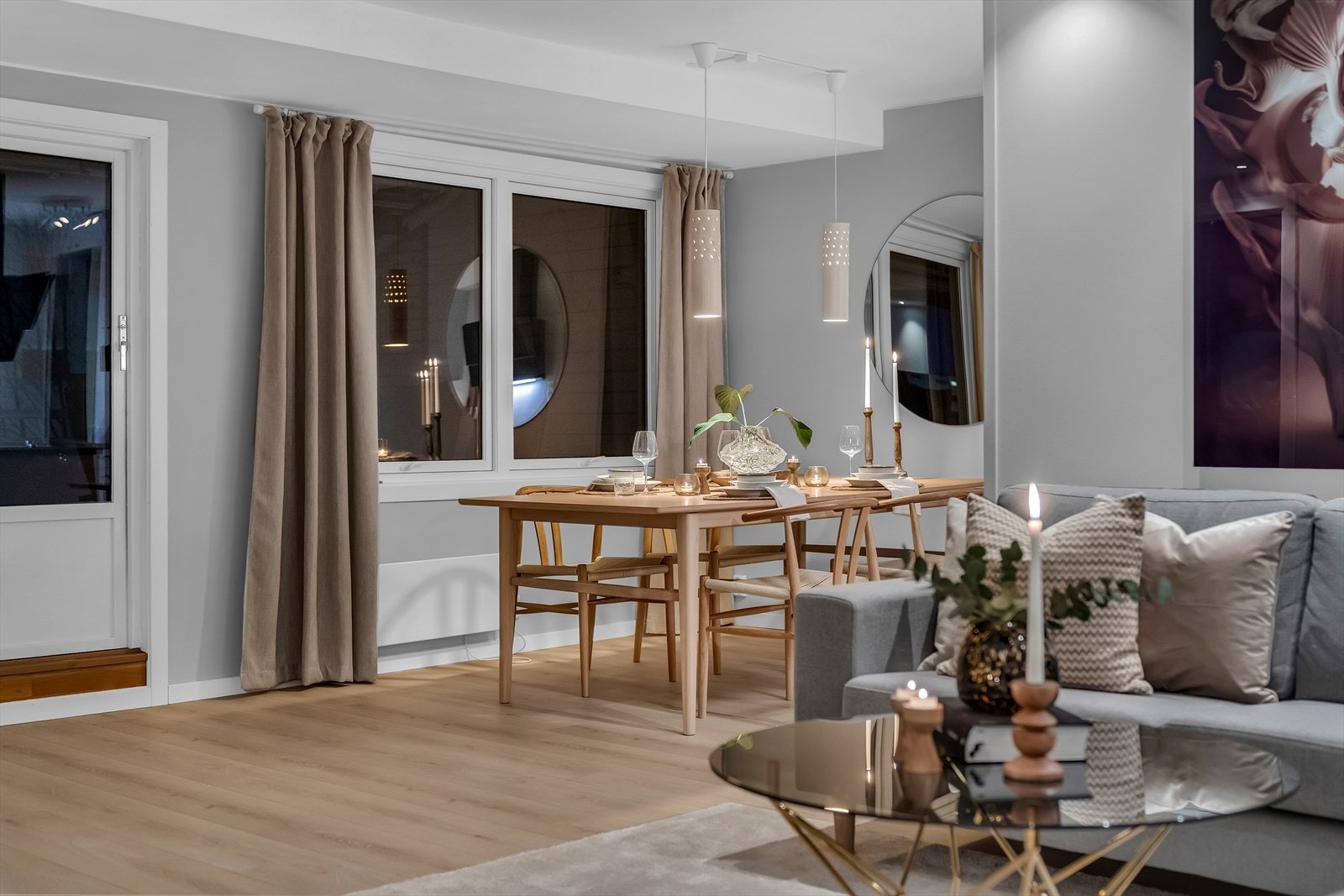 Det er god plass til sofaseksjon, tv-møbel og spisegruppe. Galleribilde