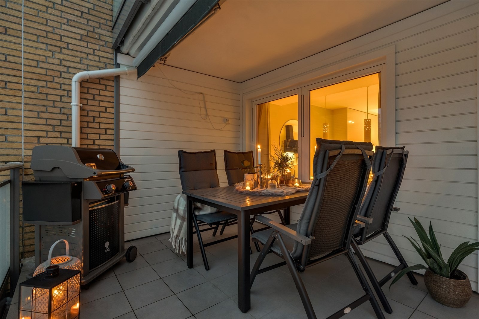 Det er også montert solskjerming på uteplassen - her kan sommerhalvåret nytes! Galleribilde