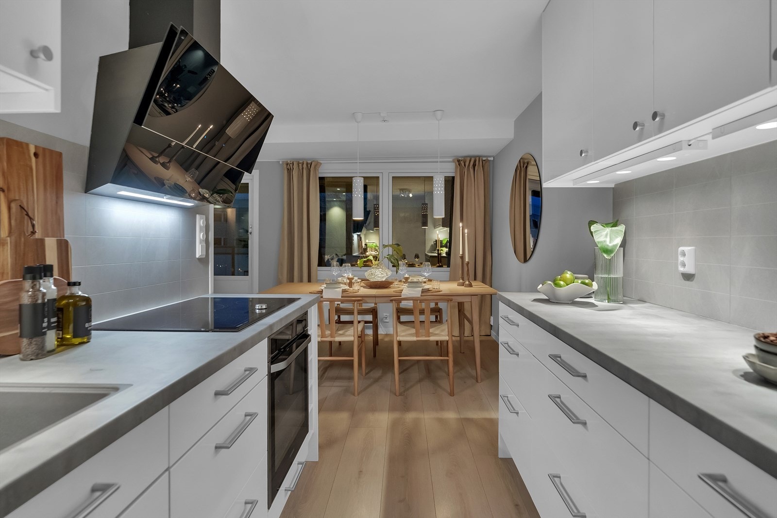 I tillegg er det satt inn belysning under overskapene. Galleribilde