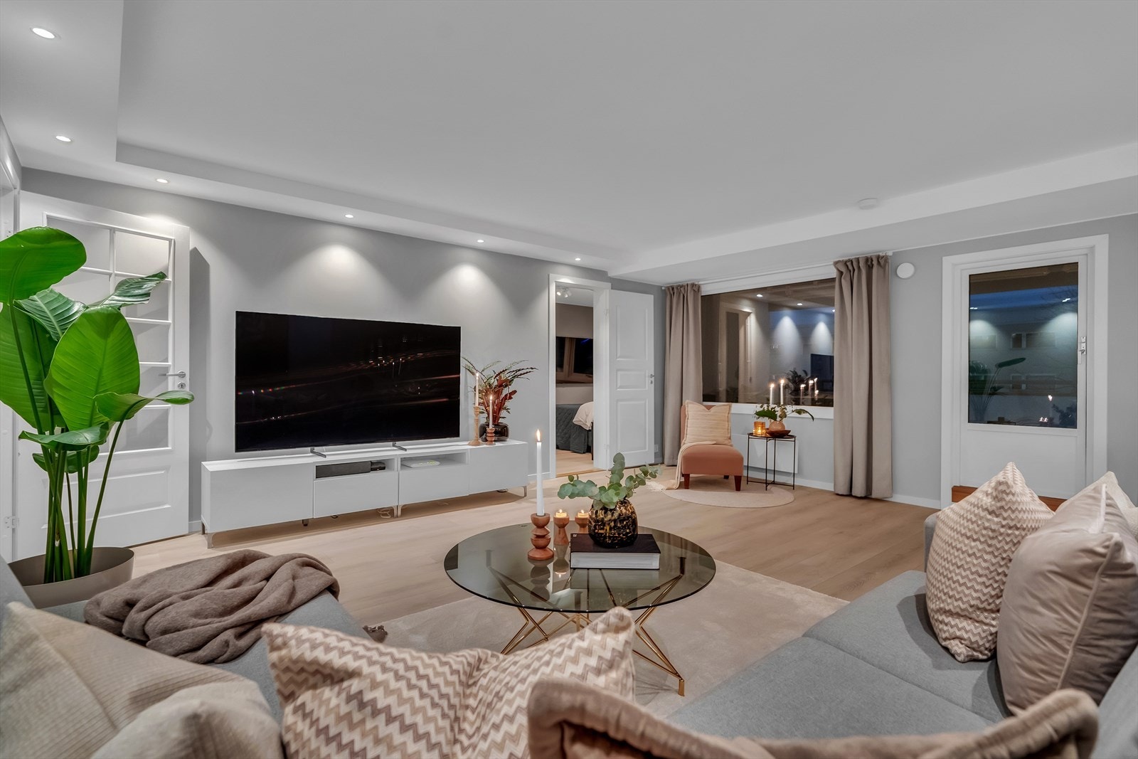 Rommet har store vindusflater som slipper inn rikelig med naturlig lys, samt utgang til den herlige balkongen. Galleribilde