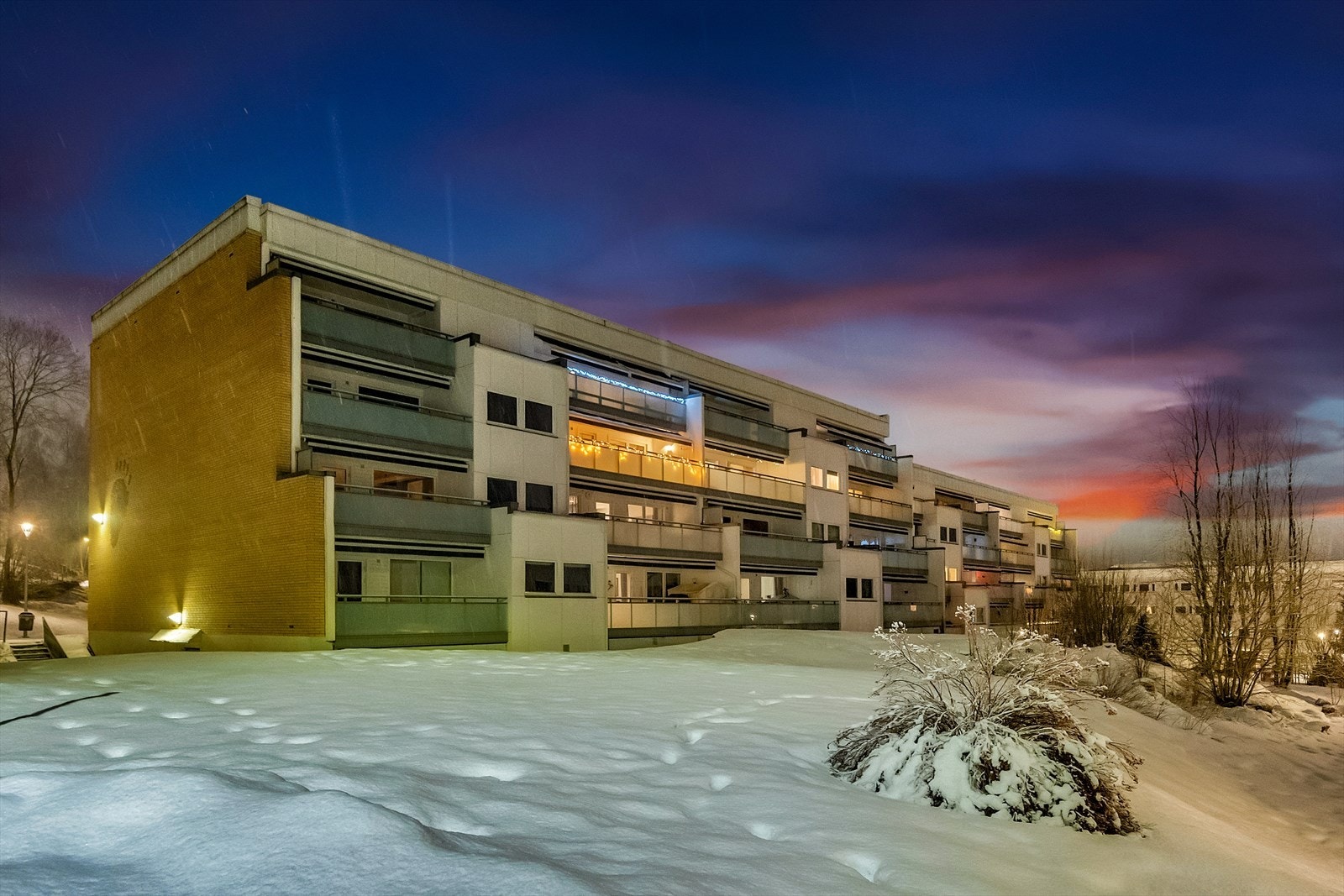 Felles tomteområde er pent opparbeidet med asfalterte internveier, gressplen og beplantning. I tillegg er det sittebenker og lekeplass, noe som skaper økt trivsel blant både små og store beboere. Galleribilde
