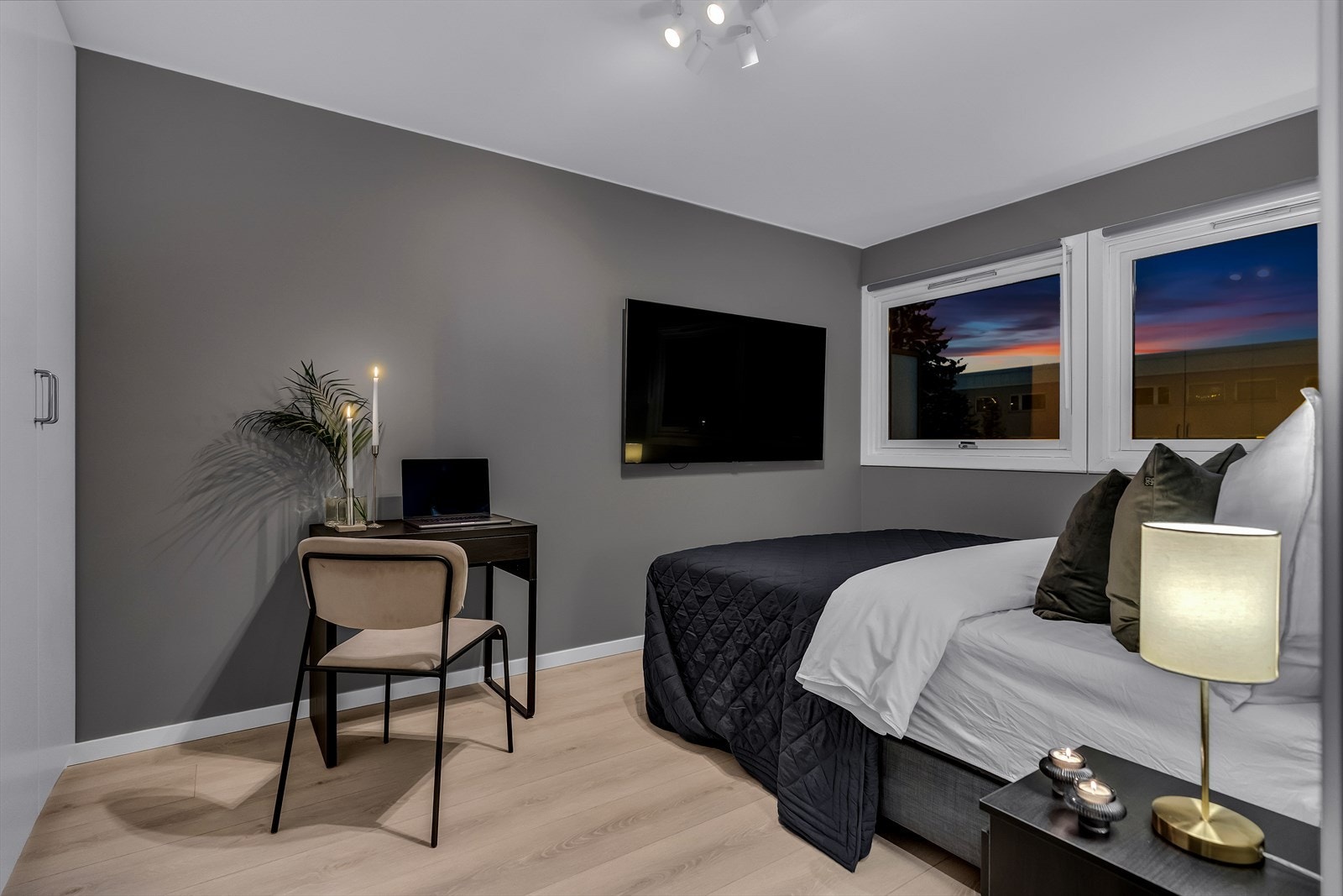 Rommet har store garderobeskap og god plass til dobbeltsseng og hjemmekontor. Galleribilde