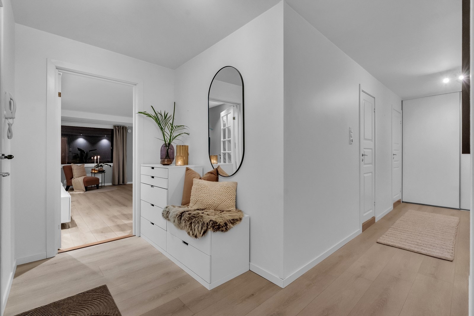 Boligen har en meget innbydene entre, med god garderobeløsing for å henge fra seg yttertøy. Galleribilde