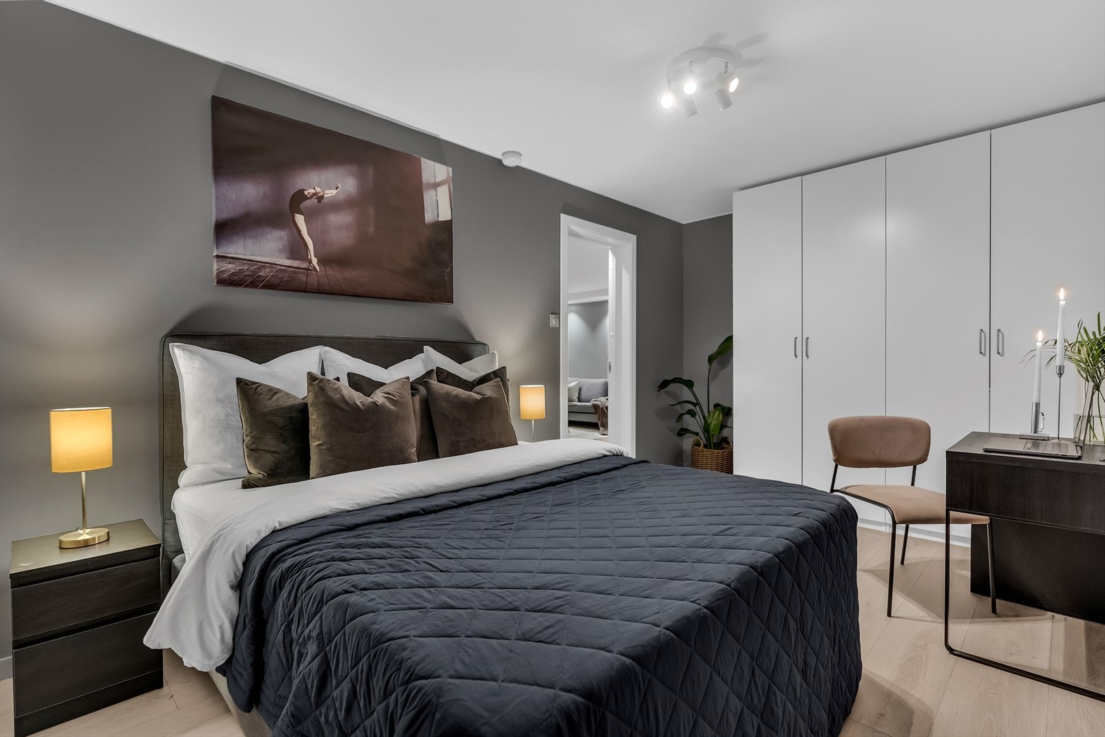 Videre rommer leiligheten tre gode soverom. Galleribilde