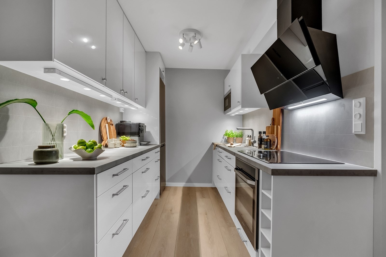 Det er montert 80 cm platetopp og avtrekk. Galleribilde