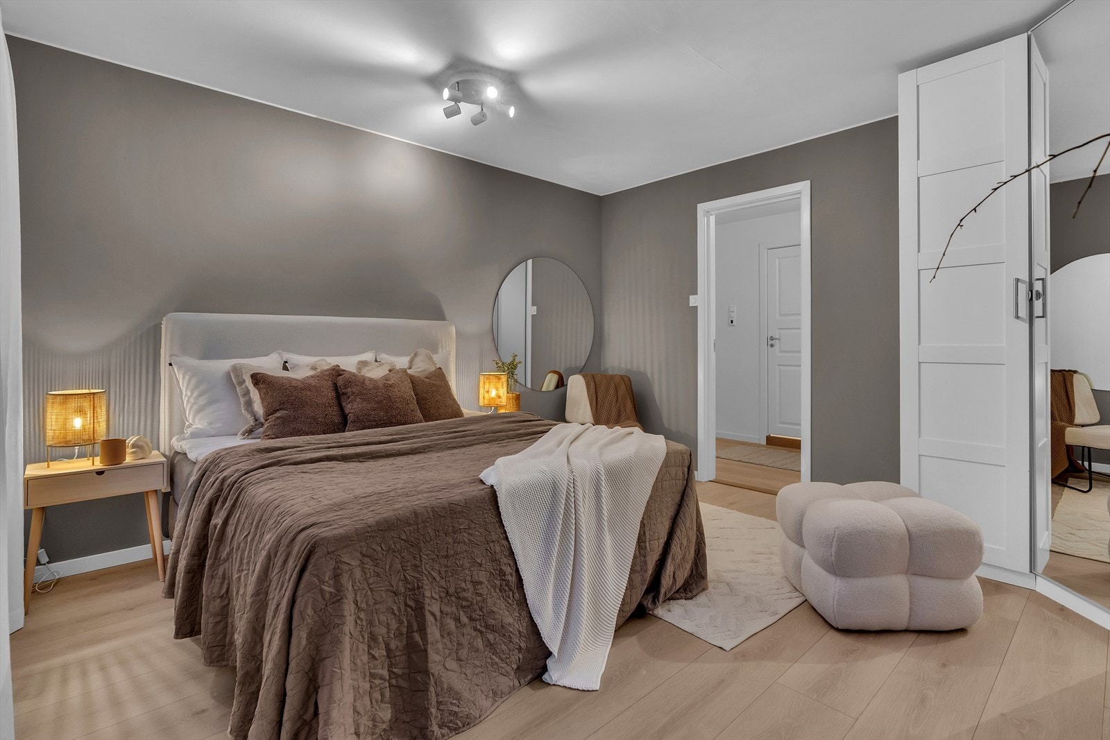 Soverom nr 3 har rikelig med plass og kan enkelt tilbakestilles til to mindre soverom. Galleribilde