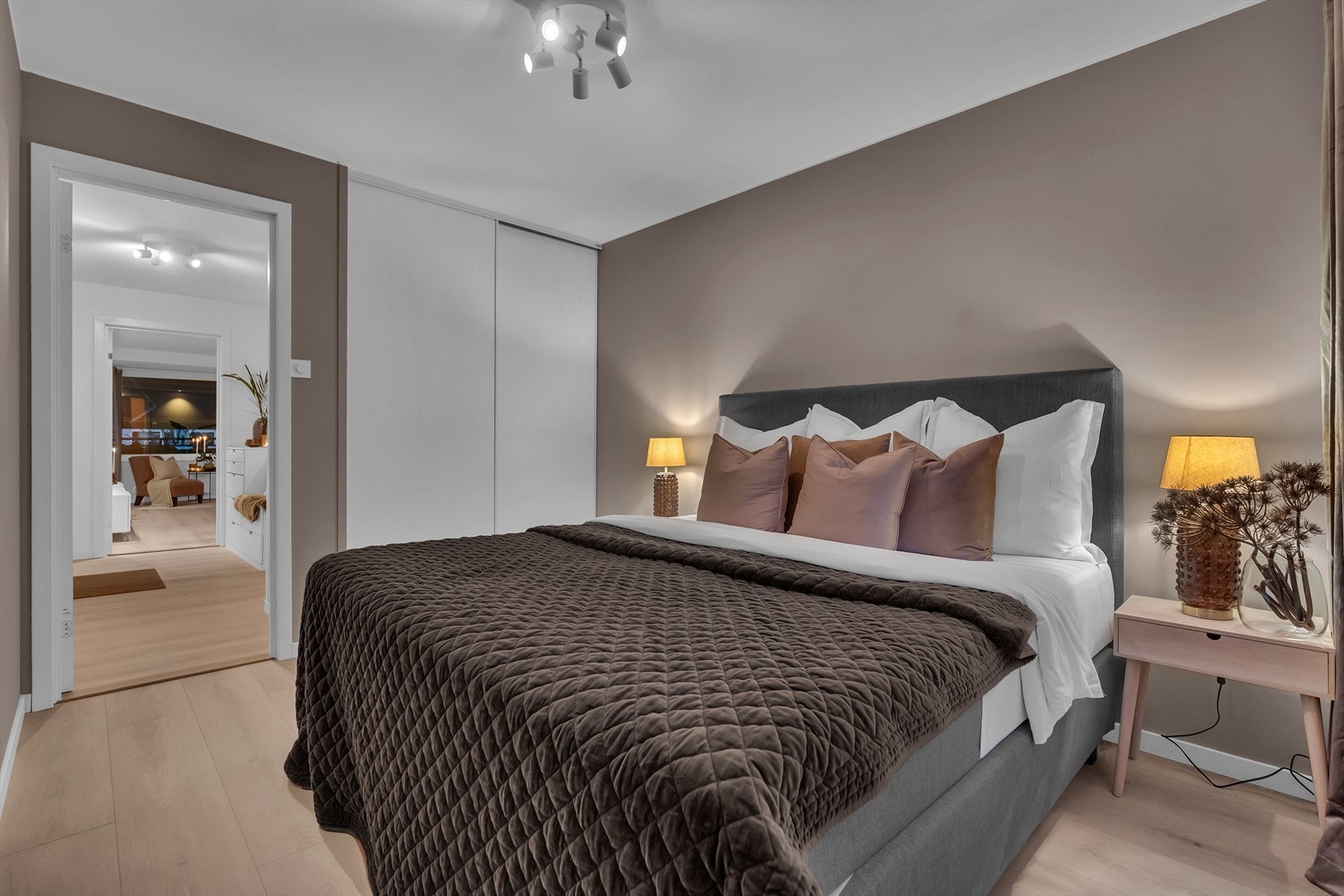 Det er god garderobeplass i en skyvedørsgarderobe i nisje. Galleribilde