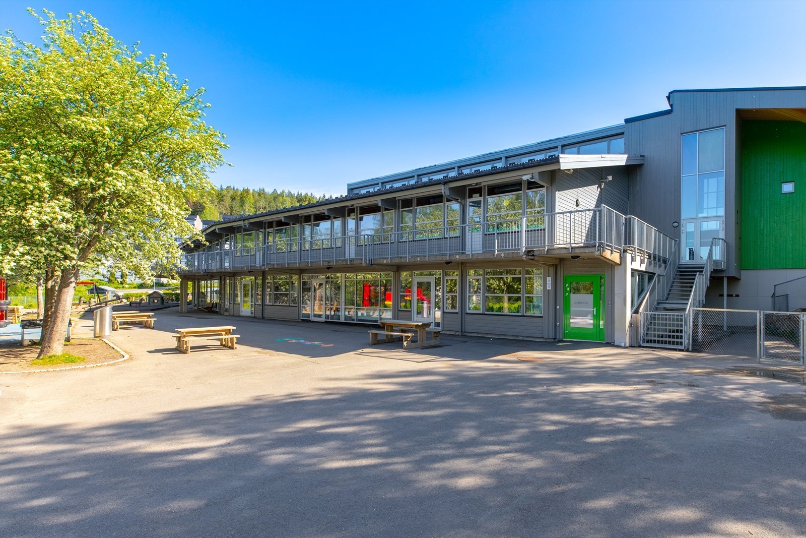 Leiligheten har en meget familievennlig beliggenhet med umiddelbar nærhet til barnehager og skoler. Galleribilde