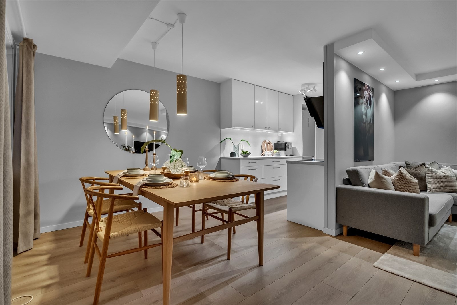 Kjøkkenet er i åpen løsning mot spisestuen, og byr på mye benk- og skapplass! Galleribilde