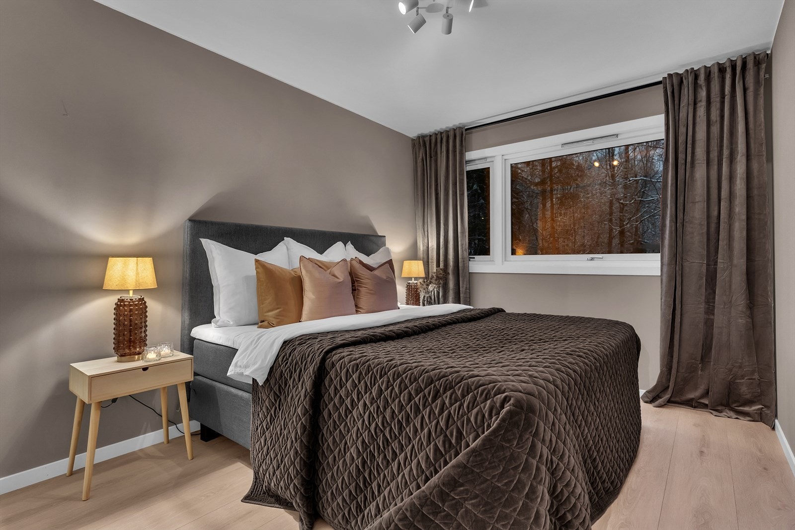 Soverom nr 2 har garderobeløsning og utsikt mot friområde. Galleribilde