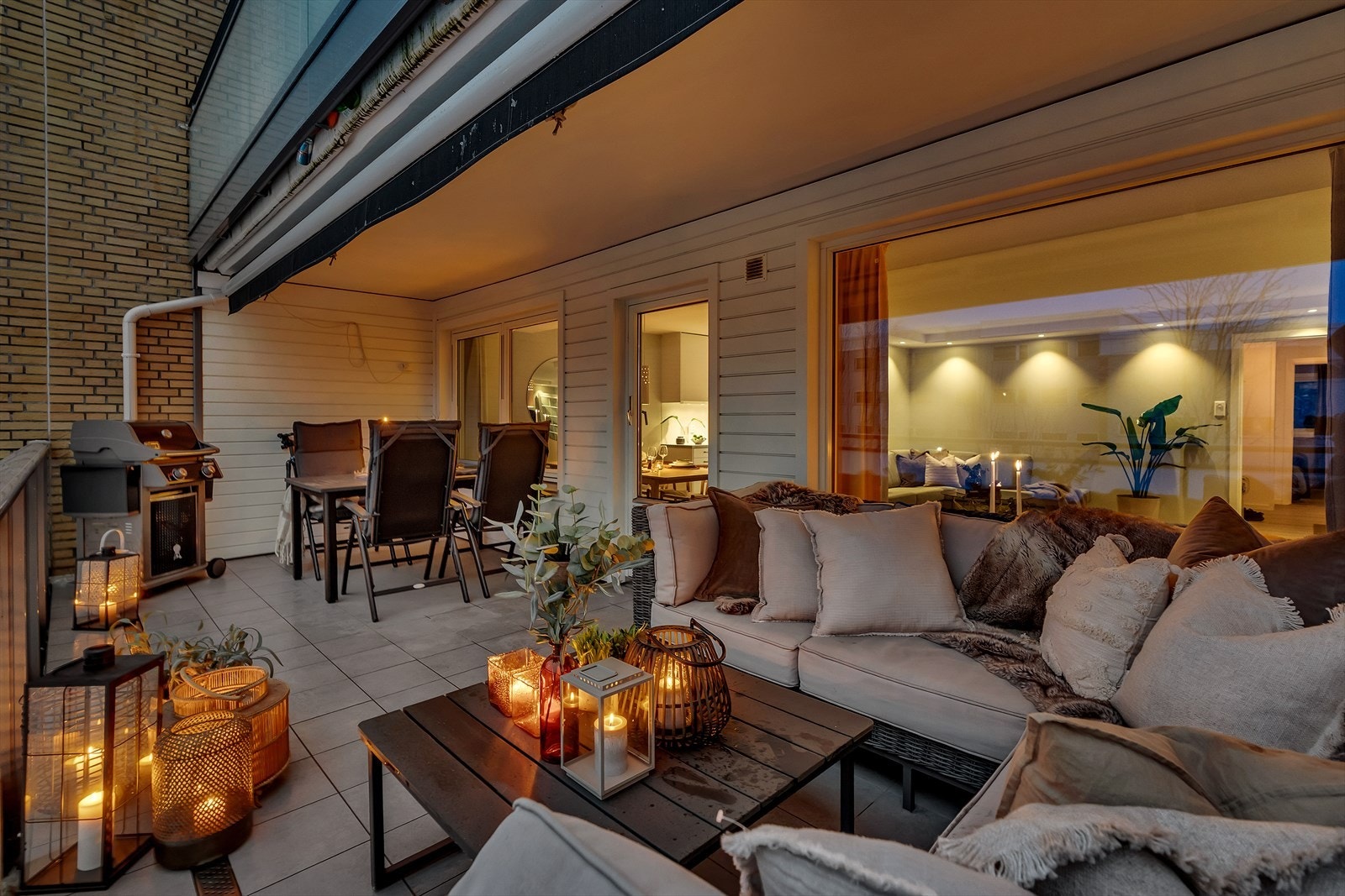 Den romslige nordvestvendte balkongen er på hele 18m2. Galleribilde