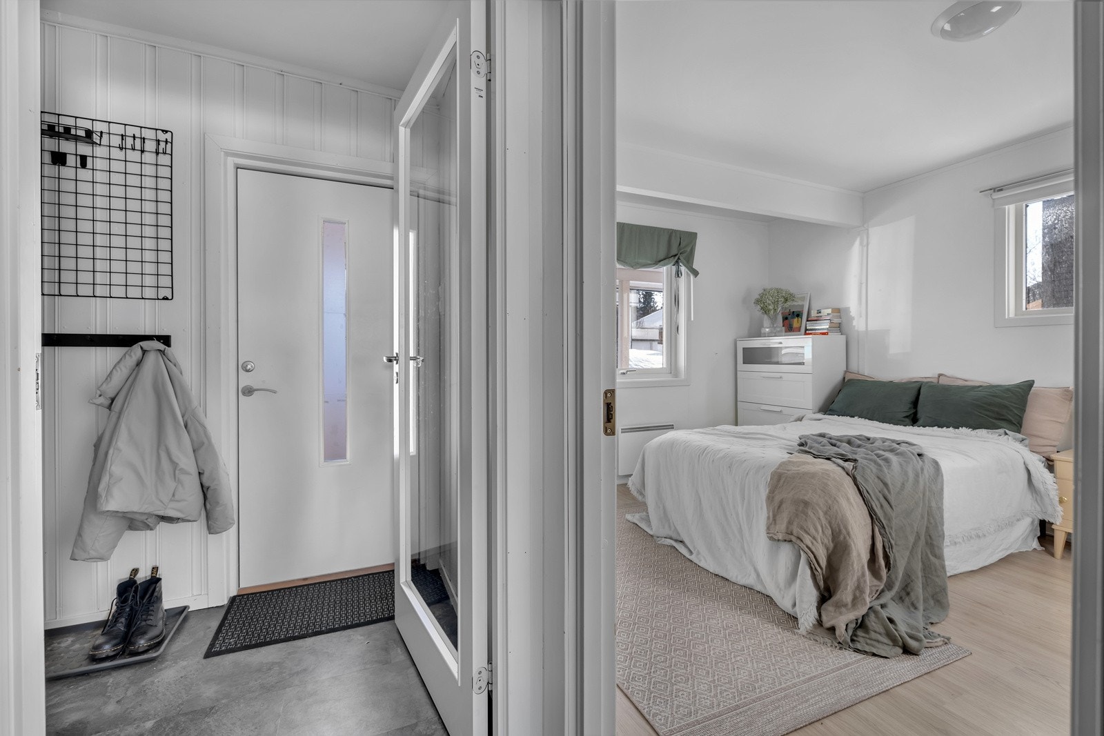 Velkommen inn! - Det første som møter deg er dette inngangspartiet hvor det er montert skyvedørsgarderobe Galleribilde