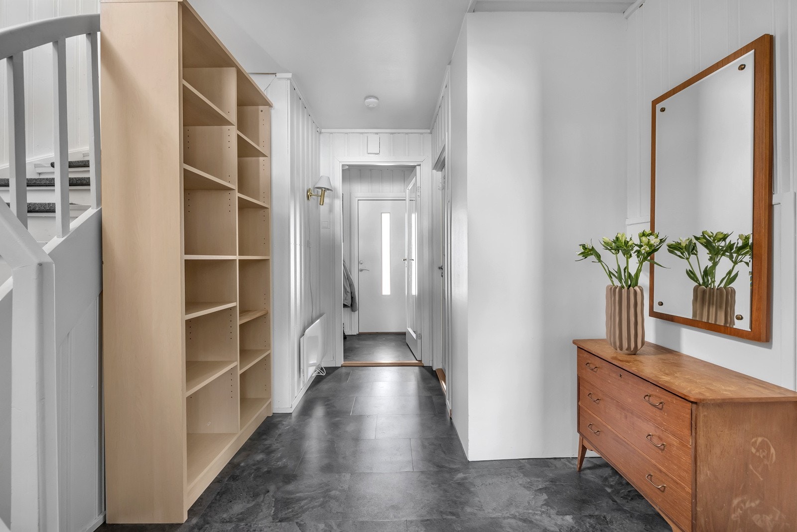 Gangen leder deg så videre til bad og 2 soverom Galleribilde