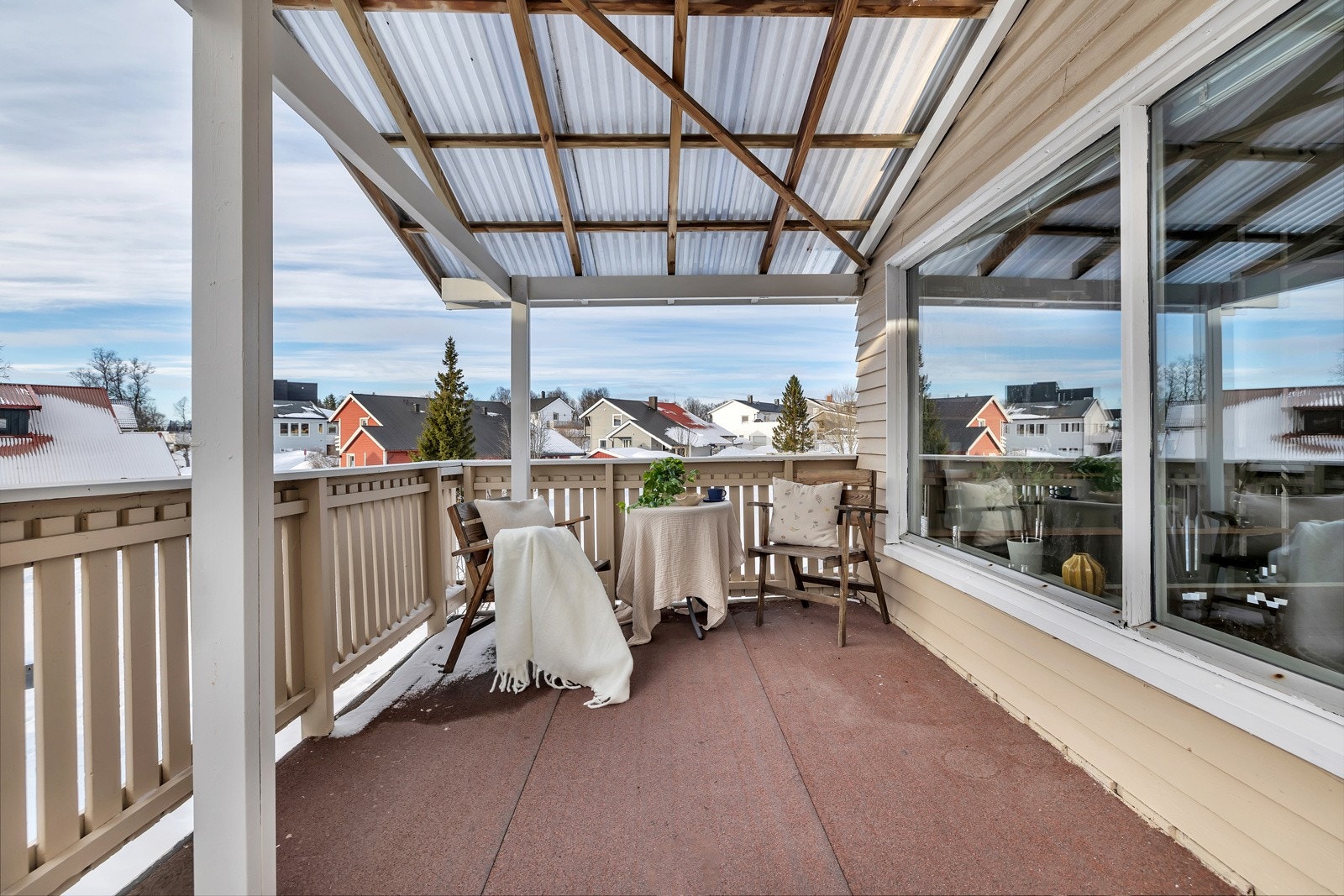 Fra stua går du ut til denne romslige, sørvendte og overbygde verandaen Galleribilde