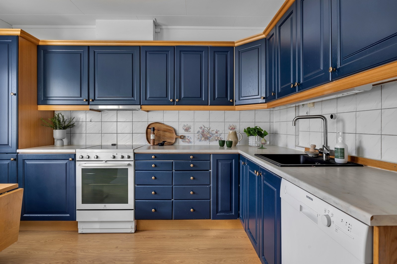 Innredningen er stor og innholdsrik. Rikelig med skap- og benkeplass Galleribilde