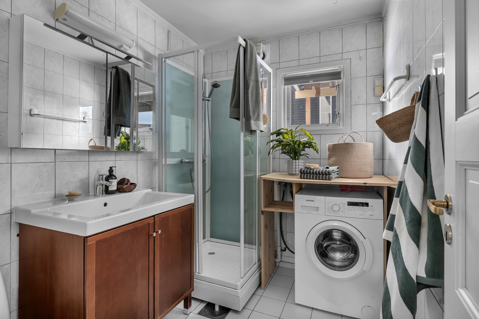 I tillegg til 3 soverom har finner du badet i 1. etasje. Praktisk og kompakt bad på ca. 4,5m2 Galleribilde