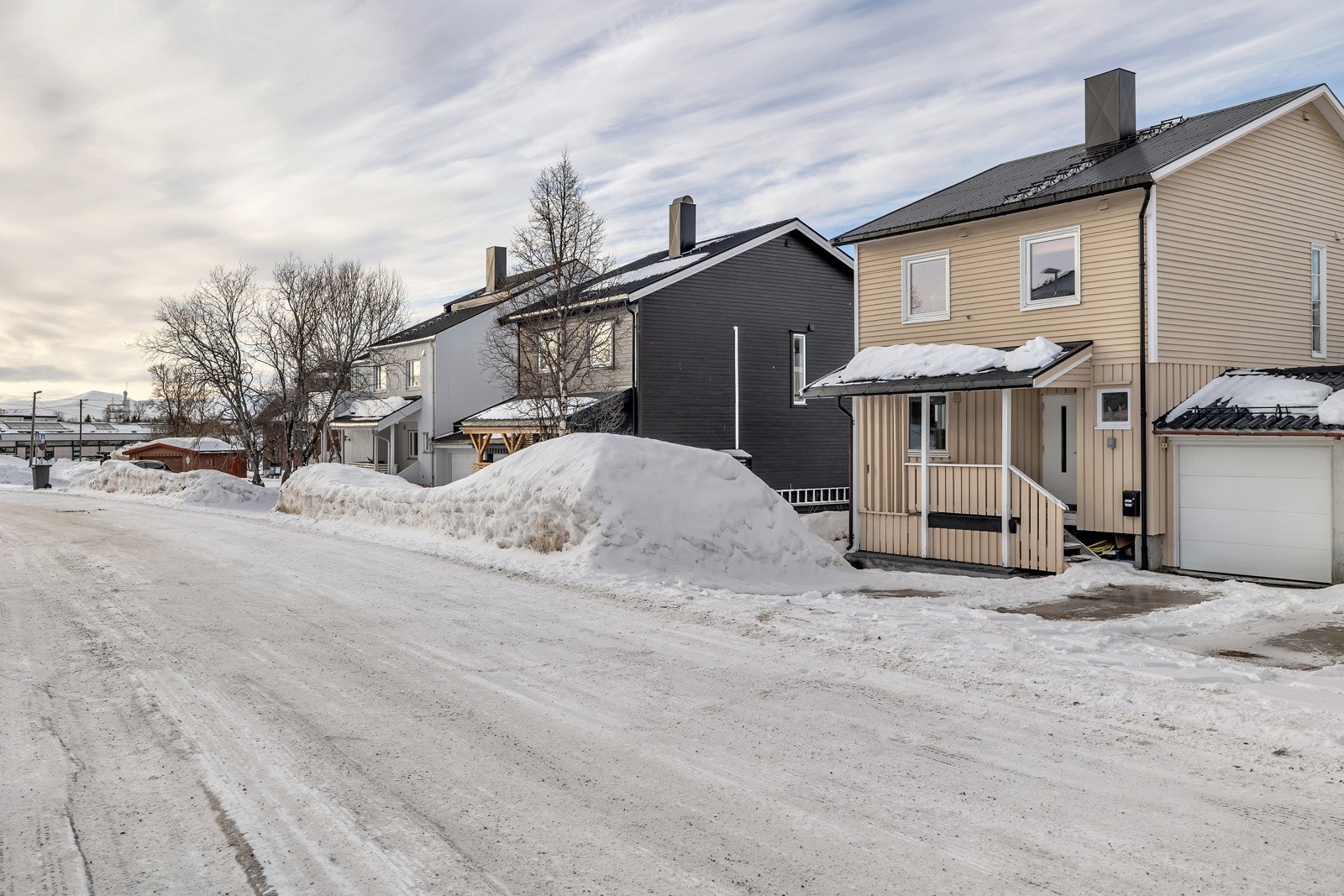 Grimsbyvegen 5 er en meget attraktivt beliggende enebolig plassert like ved Prestvannet på toppen av Tromsøya Galleribilde