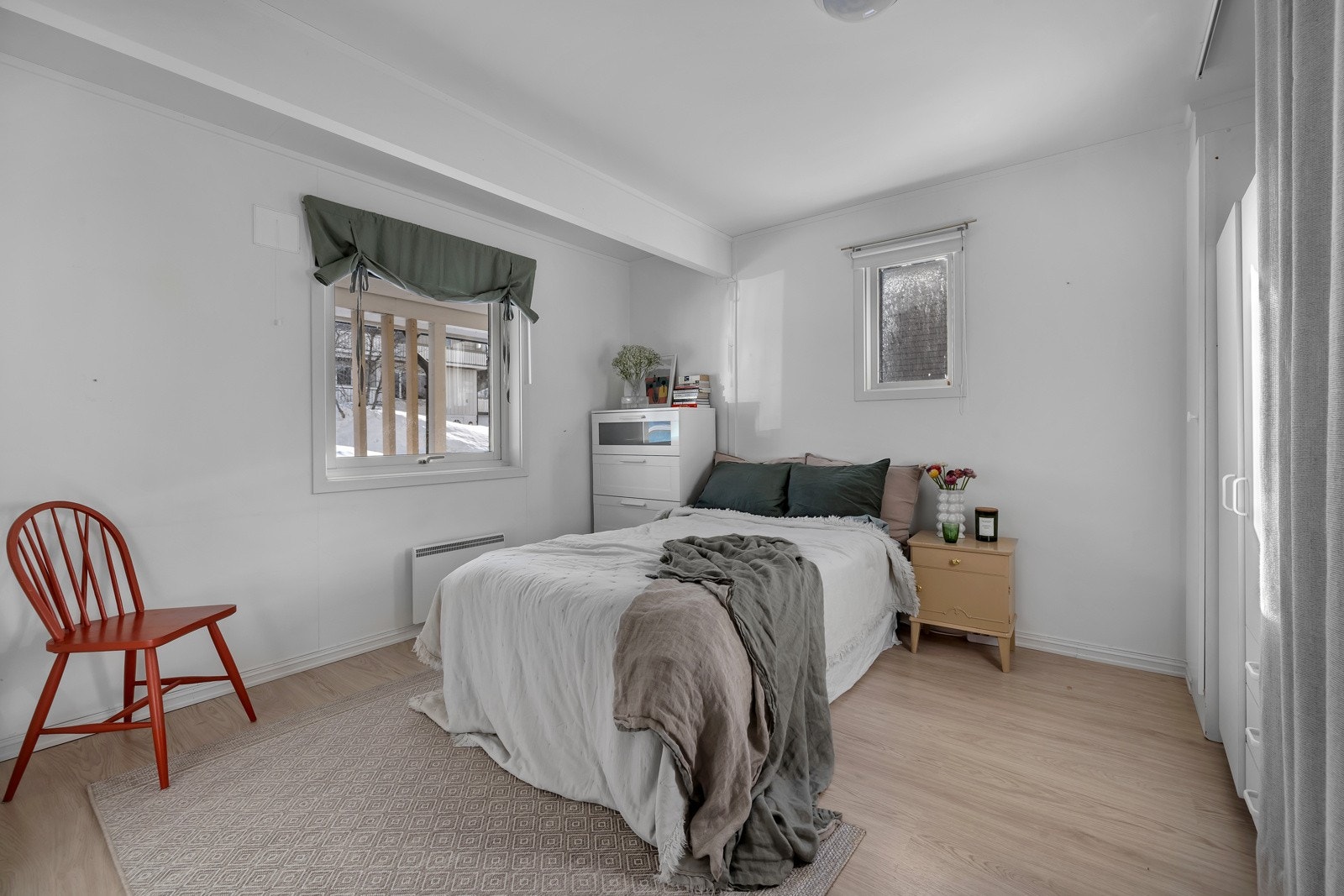 1. etasje består av inngangsparti, gang, 3 soverom og bad/wc/vask. Bilder viser soverom som er det første etter inngangspartiet. Stort rom på ca. 12m2 Galleribilde