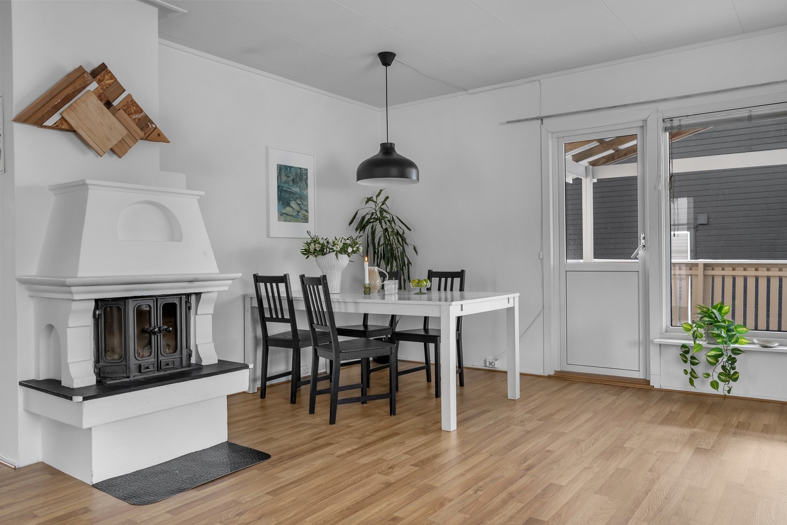 I stua har du vedfyring og god plass. Rommet er på ca. 40m2 noe som gir rikelig plass til møblement Galleribilde