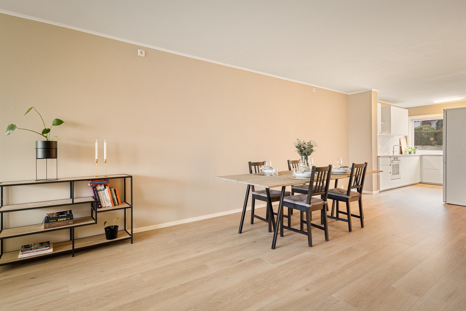 Videre har stuen og kjøkkenet åpen løsning som gjør det enkelt å møblere, blant annet med sofa- og spisegruppe. Galleribilde