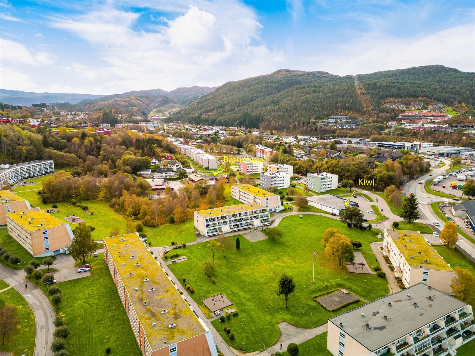 Gode bussforbindelser til og fra Bergen sentrum. Bilfrie gangveier til både barnehage og barneskole som ligger like bortenfor blokken. Galleribilde