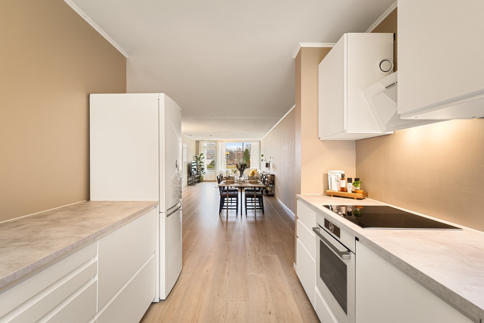 Delikat kjøkkeninnredning fra IKEA montert i 2022. Kjøkkenet har slette fronter og laminat benkeplate. Galleribilde