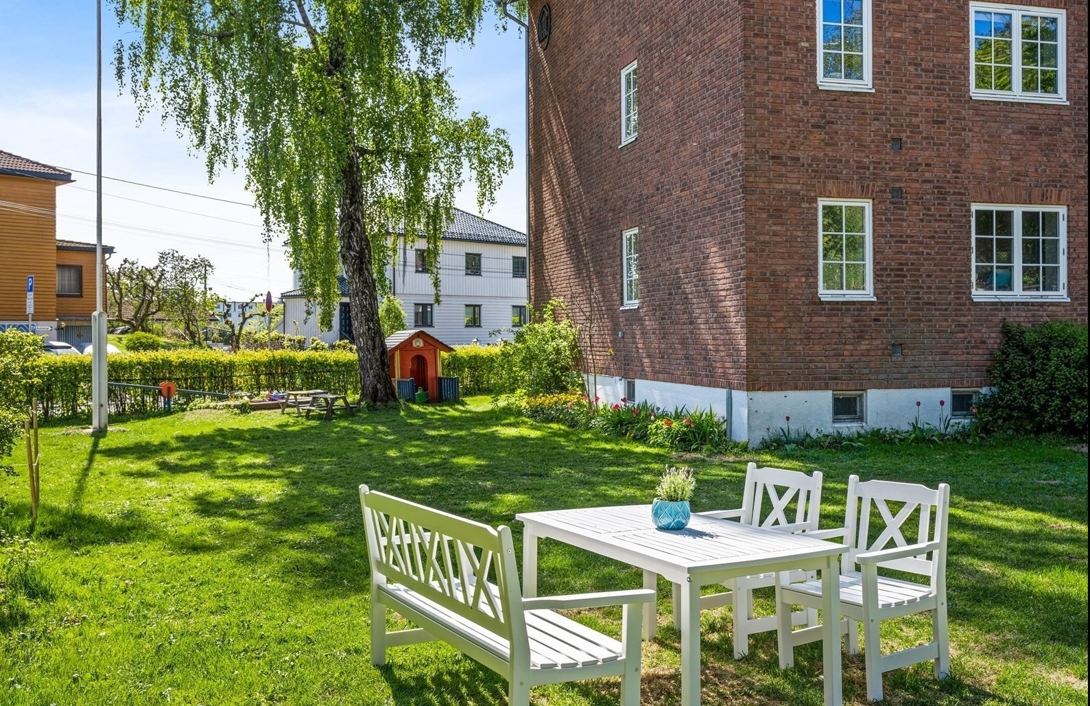 Borettslagets idylliske fellesområder om sommeren Galleribilde